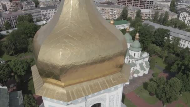 Kiew. Ukraine: Sophienkathedrale in Kiew. Luftaufnahme, flach, grau — Stockvideo