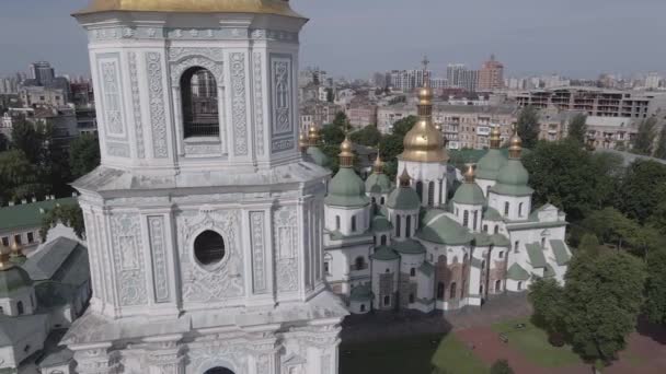 Kyiv. Ukrayna: Kyiv 'deki Aziz Sophias Katedrali. Hava manzaralı, düz, gri — Stok video