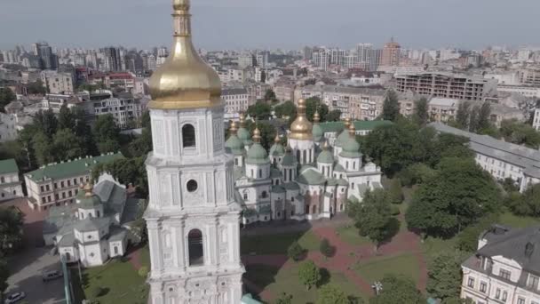Kiew. Ukraine: Sophienkathedrale in Kiew. Luftaufnahme, flach, grau — Stockvideo