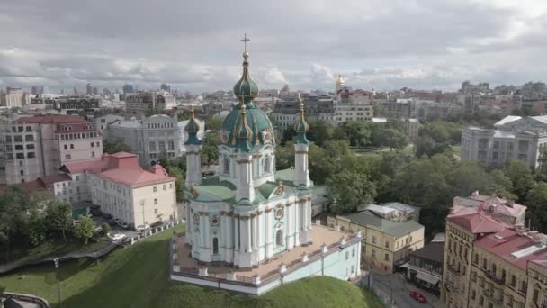 Kyiv. Ukrayna. St. Andrews Kilisesi. Havadan. Düz, gri — Stok video