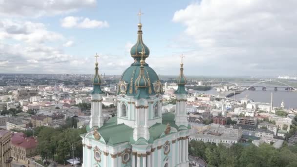 Kijów. Ukraina. Kościół św. Andrzeja. Z powietrza. Płaska, szara — Wideo stockowe