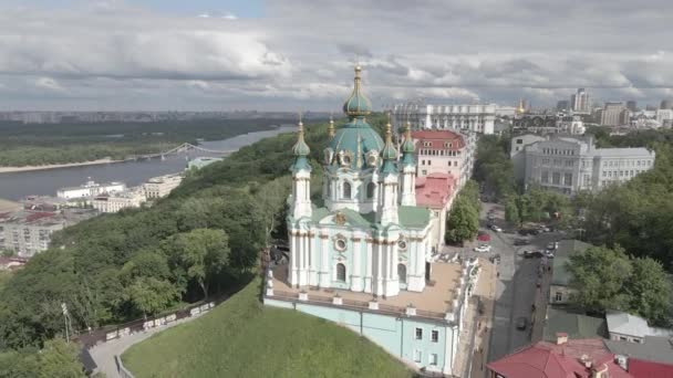 キエフ。ウクライナだ。聖アンドリュース教会。空中だ。平らで灰色 — ストック動画