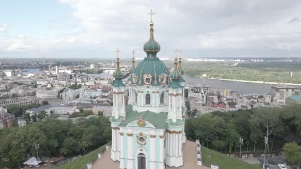 Kiew. Ukraine. Andreaskirche. Antenne. Flach, grau — Stockvideo