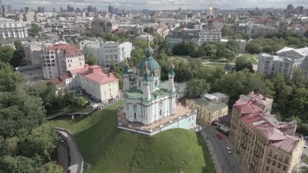 Kijevben. Ukrajnában. Szent András templom. Légi. Lapos, szürke — Stock videók