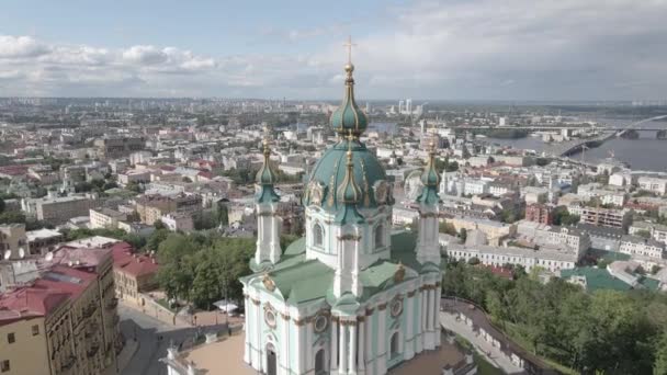Kijevben. Ukrajnában. Szent András templom. Légi. Lapos, szürke — Stock videók