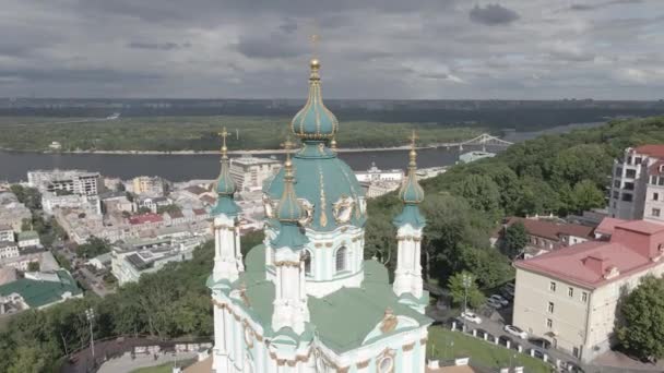 Kiev. Ucrania. Iglesia de St. Andrews. Aérea. Plano, gris — Vídeo de stock