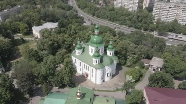 키프. 우크라이나 : St. Cyril Church in Kyiv. 우크라이나. 공중에서 본 모습. 평평 한 회색 — 비디오