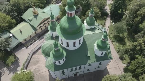 Kiev. Ucrânia: Igreja de São Cirilo em Kiev. Ucrânia. Vista aérea. Plano, cinzento — Vídeo de Stock