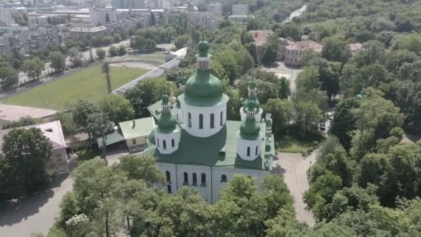 Kiev. Ucrania: Iglesia de San Cirilo en Kiev. Ucrania. Vista aérea. Plano, gris — Vídeos de Stock