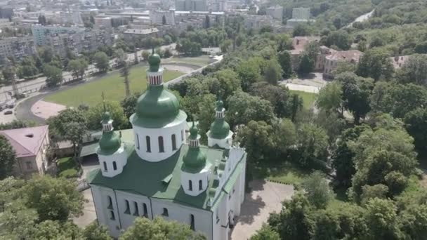 Kiev. Oekraïne: St. Cyril kerk in Kiev. Oekraïne. Luchtfoto 's. Vlak, grijs — Stockvideo