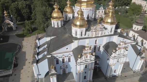 Kiev. Ukraina: St Michaels Golden-Domed kloster. Flygfoto. Platt, grå — Stockvideo