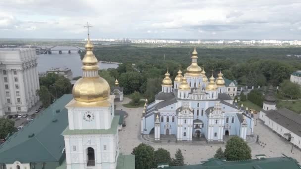 Kyiv. Ukraina: Biara Saint Michaels Domed Emas. Pemandangan udara. Datar, abu-abu — Stok Video