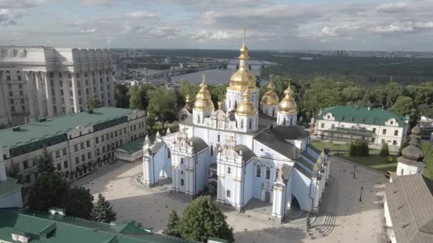 Kiev. Ucraina: Monastero di San Michele a cupola d'oro. Vista aerea. Piatto, grigio — Video Stock