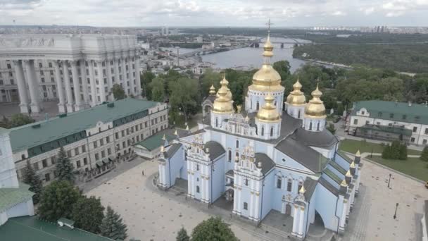 Kiev. Ucrânia: St. Michaels Golden-Domed Monastery. Vista aérea. Plano, cinzento — Vídeo de Stock