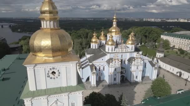 Kyiv. Ukraine: St. Michaels Golden-Domed Monastery. Aerial view. Flat, gray — Stock Video