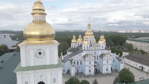 Kiev. Ucrânia: St. Michaels Golden-Domed Monastery. Vista aérea. Plano, cinzento — Vídeo de Stock