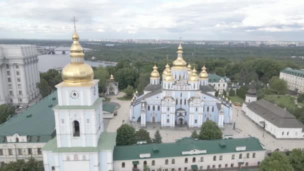키프. 우크라이나 : St. Michaels Golden-Domed Monastery. 공중에서 본 모습. 평평 한 회색 — 비디오