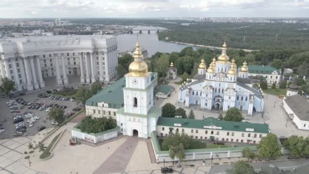 Kiew. Ukraine: Kloster mit goldener Kuppel des Hl. Michael. Luftaufnahme. Flach, grau — Stockvideo