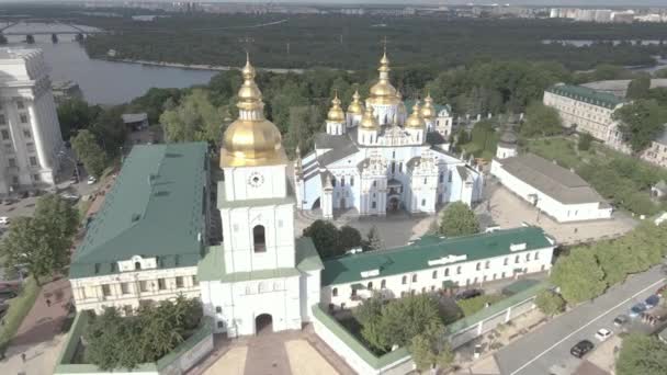 Κίεβο. Ουκρανία: Μονή Αγίου Μιχαήλ με χρυσή κυριαρχία. Αεροφωτογραφία. Επίπεδο, γκρι — Αρχείο Βίντεο