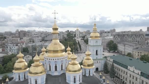 Kijevben. Ukrajna: Szent Mihály aranykupolás kolostor. Légi felvétel. Lapos, szürke — Stock videók