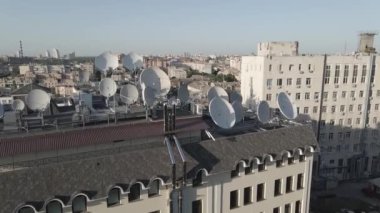 Kyiv, Ukrayna: Binanın çatısında TV antenleri. Havadan. Düz, gri