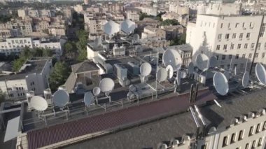 Kyiv, Ukrayna: Binanın çatısında TV antenleri. Havadan. Düz, gri