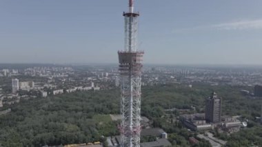Kyiv. Ukrayna: TV kulesi. Hava görüntüsü. Düz, gri