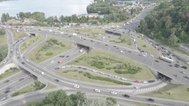 Kiev. Ucrania: cruce de carreteras. Vista aérea, plana, gris — Vídeo de stock