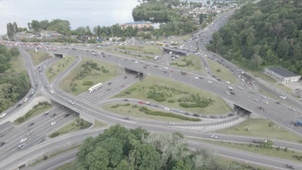 Kiev. Ucrania: cruce de carreteras. Vista aérea, plana, gris — Vídeo de stock