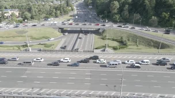 キエフ。ウクライナ:道路の交差点。空中ビュー、フラット、グレー — ストック動画