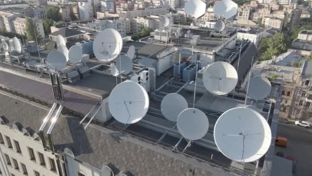 Kijev, Ukrajna: TV antennák az épület tetején. Légi. Lapos, szürke — Stock videók