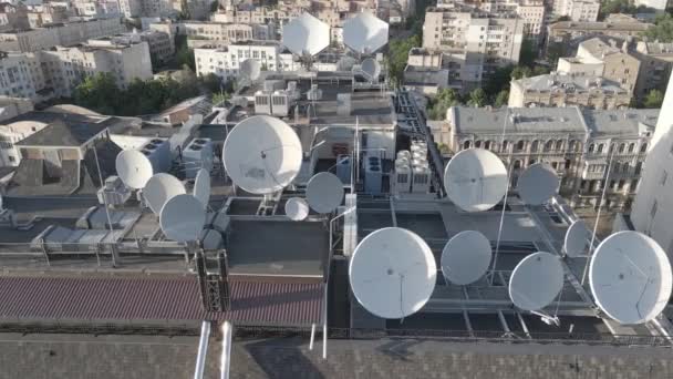 Kiev, Ucrania: antenas de televisión en el techo del edificio. Aérea. Plano, gris — Vídeos de Stock
