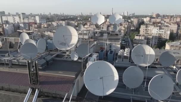 Kiev, Ucrânia: antenas de TV no telhado do edifício. Aéreo. Plano, cinzento — Vídeo de Stock
