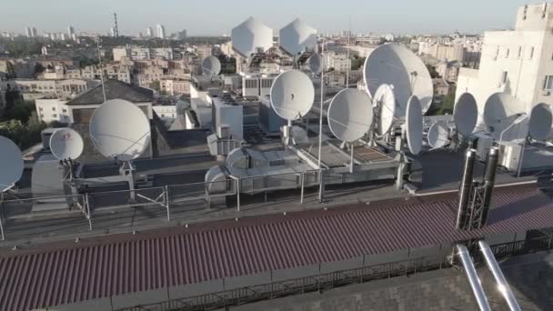 Kiev, Ukraina: TV-antenner på taket av byggnaden. Flygplan. Platt, grå — Stockvideo