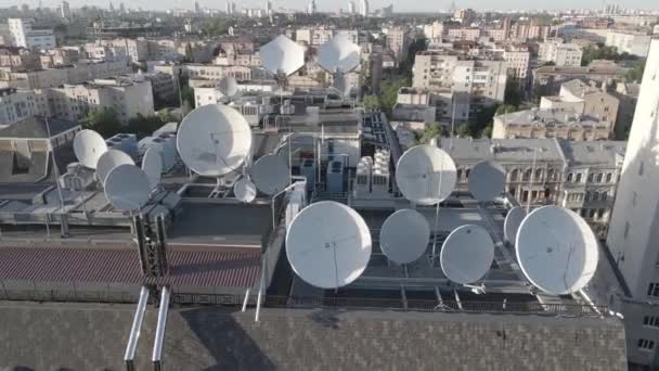 Kiev, Ukraine : antennes de télévision sur le toit du bâtiment. Aérien. Plat, gris — Video