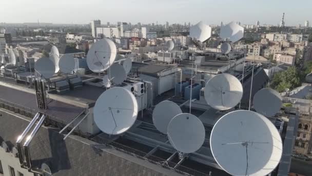 Kiev, Ucrania: antenas de televisión en el techo del edificio. Aérea. Plano, gris — Vídeos de Stock