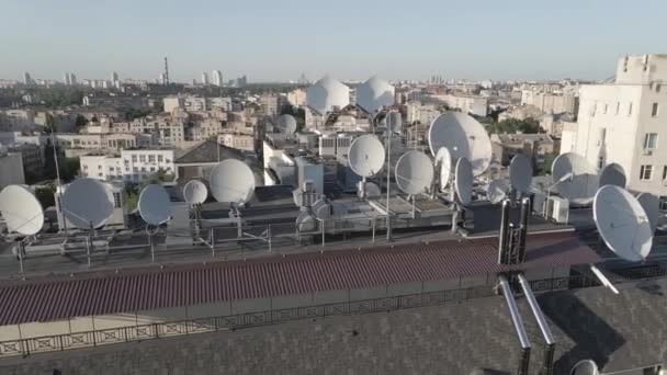 Kiev, Ucrania: antenas de televisión en el techo del edificio. Aérea. Plano, gris — Vídeos de Stock