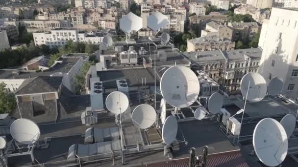 Kij? w, Ukraina: anteny telewizyjne na dachu budynku. Z powietrza. Płaska, szara — Wideo stockowe