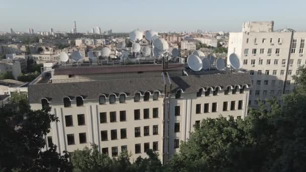 Kiev, Ucrânia: antenas de TV no telhado do edifício. Aéreo. Plano, cinzento — Vídeo de Stock