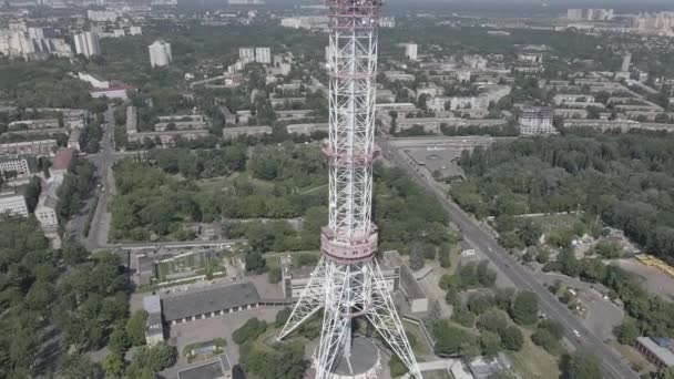 Kiev. Ucrânia: torre de TV. Vista aérea. Plano, cinzento — Vídeo de Stock