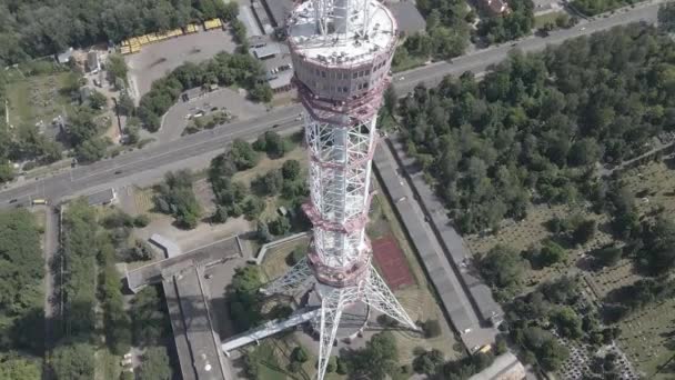 Kiev. Ucrania: torre de televisión. Vista aérea. Plano, gris — Vídeos de Stock