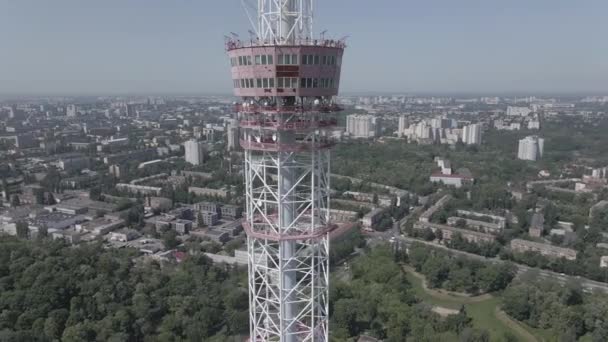 Kijów. Ukraina: wieża telewizyjna. Widok z lotu ptaka. Płaska, szara — Wideo stockowe