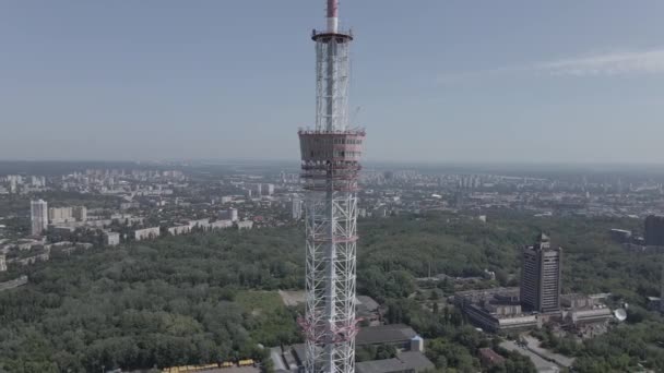 Kiev. Ucrania: torre de televisión. Vista aérea. Plano, gris — Vídeos de Stock
