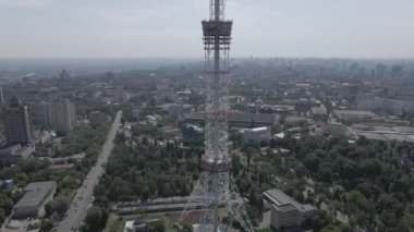 Kyiv. Ukrayna: TV kulesi. Hava görüntüsü. Düz, gri