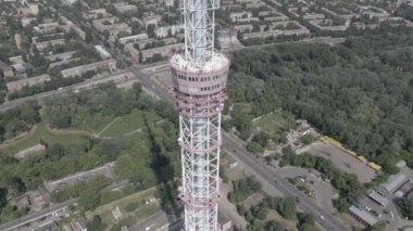 Kyiv. Ukrayna: TV kulesi. Hava görüntüsü. Düz, gri