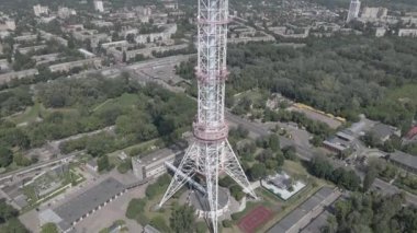 Kyiv. Ukrayna: TV kulesi. Hava görüntüsü. Düz, gri