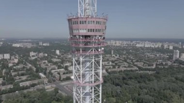 Kyiv. Ukrayna: TV kulesi. Hava görüntüsü. Düz, gri