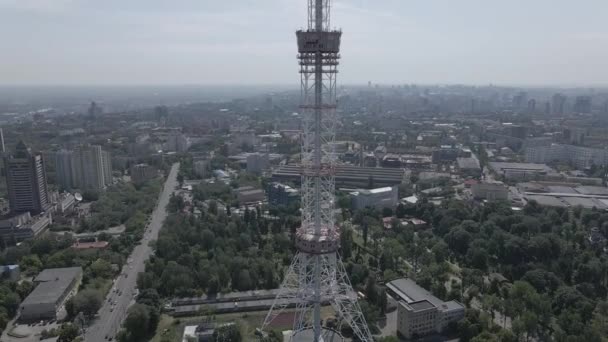 Kiev. Ucrania: torre de televisión. Vista aérea. Plano, gris — Vídeo de stock