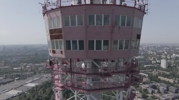 키프. 우크라이나 : TV 타워. 공중에서 본 모습. 평평 한 회색 — 비디오