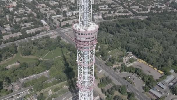 Kiev. Ucrania: torre de televisión. Vista aérea. Plano, gris — Vídeos de Stock